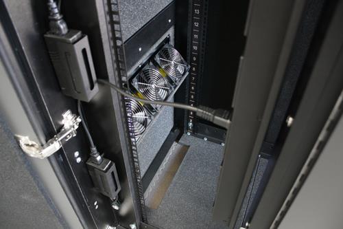 Купить APC NETSHELTER CX 18U Sondergehäuse mit integrierter Kühlung, Geräuschdämpfung und Stromverteilung für Server- und Netzwerkanwendungen in Büroumgebungen. nklusive: Rollen, Schlüssel, Ausgleichsfüße, Rack-Stromverteiler ( (AR4018IA) в магазине wardena.ru