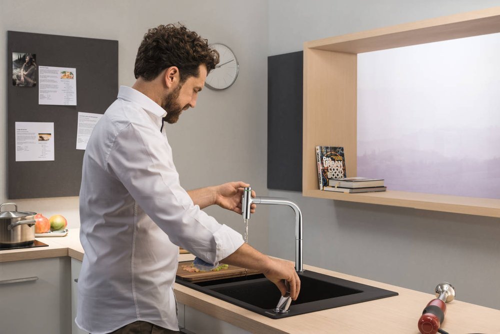 Купить Hansgrohe Metris Select M71 Кухонный смеситель на 2 отверстия однорычажный 200 с вытяжным душем 2jet sBox хром-черный матовый 73818340 в магазине wardena.ru
