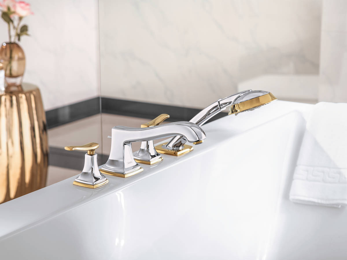 Купить Hansgrohe Metropol Classic Смеситель на край ванны на 4 отверстия с рычаговыми рукоятками хром-золото 31441090 в магазине wardena.ru